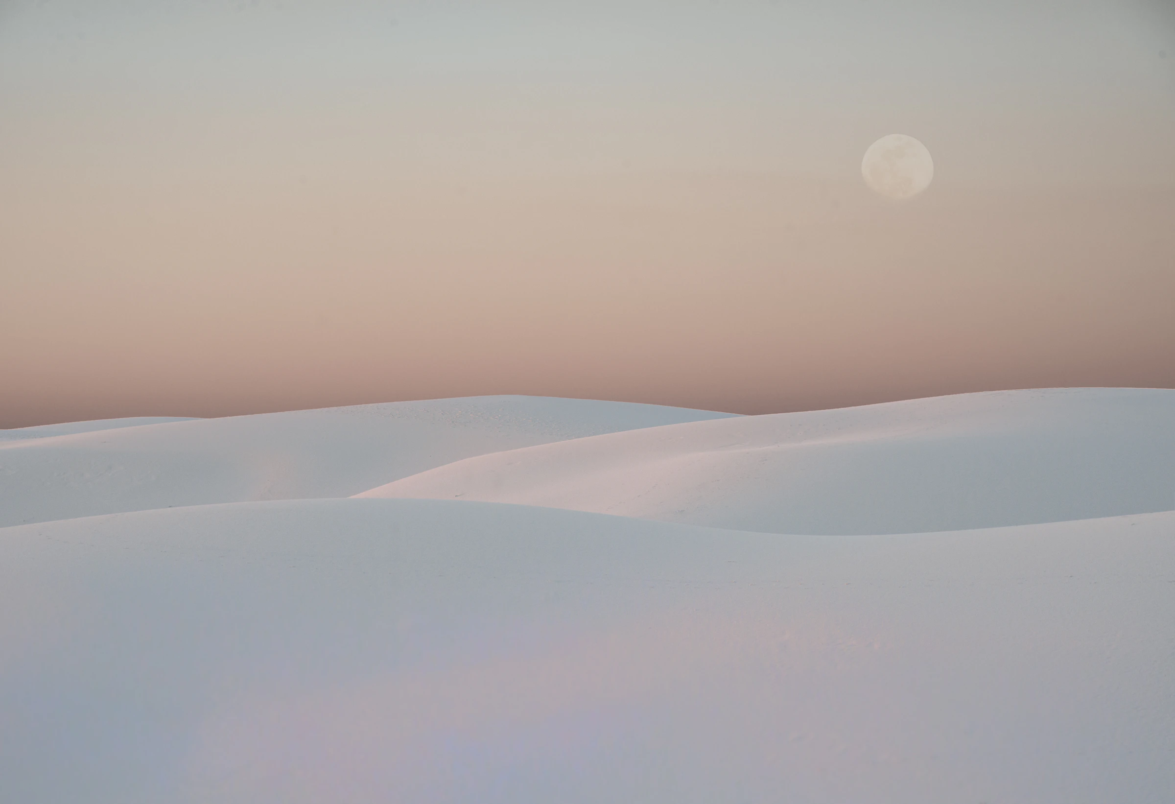 Dunes de neige sous la lune, à l’aube