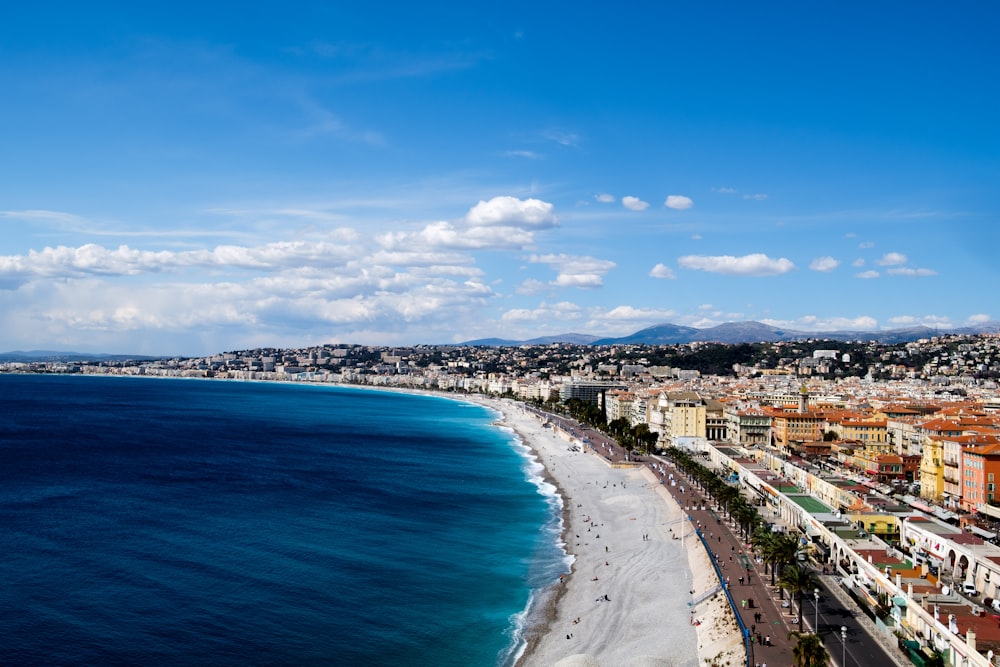 Photographie aérienne d’un bâtiment près du bord de mer pendant la journée