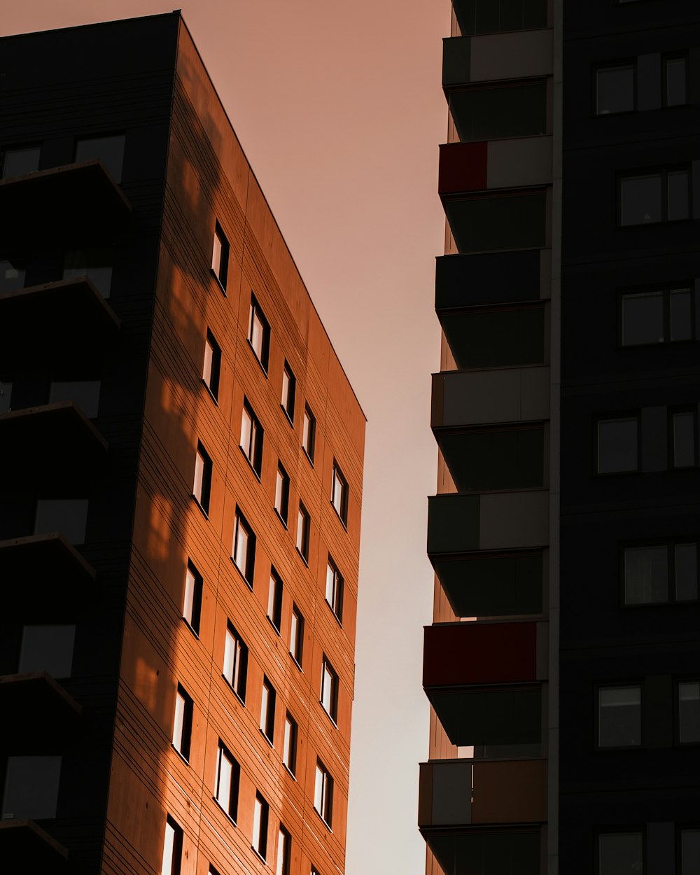 edifici in cemento marrone
