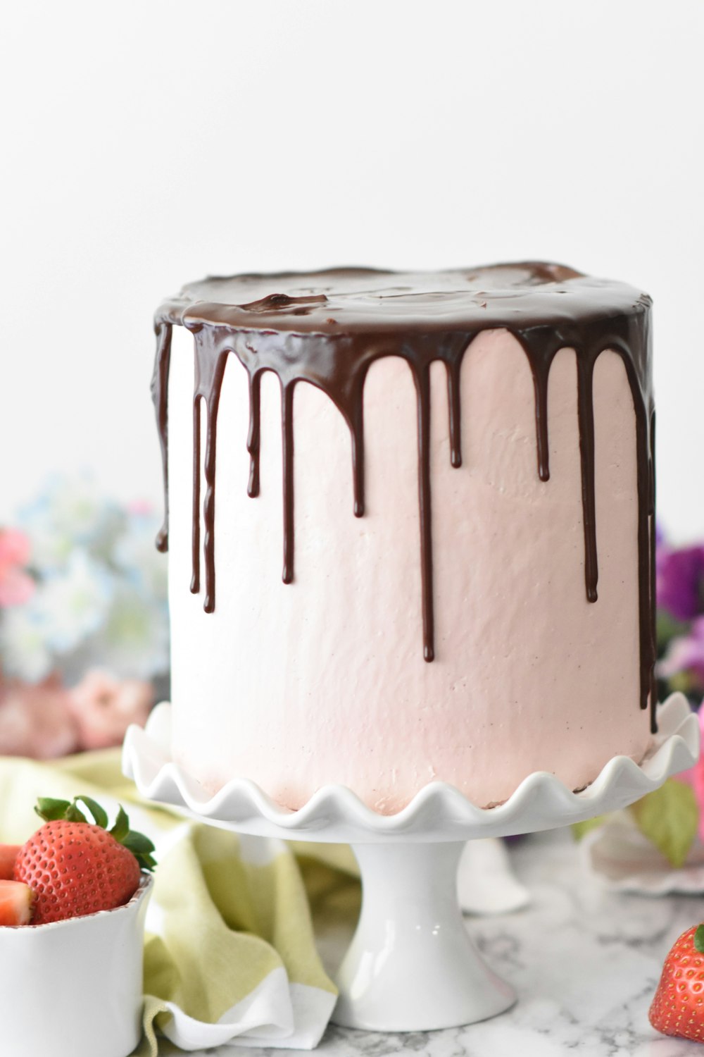 トレイにチョコレートを載せたピンクのケーキ