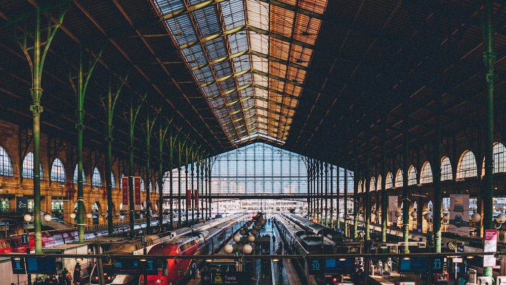 stazione ferroviaria durante il giorno