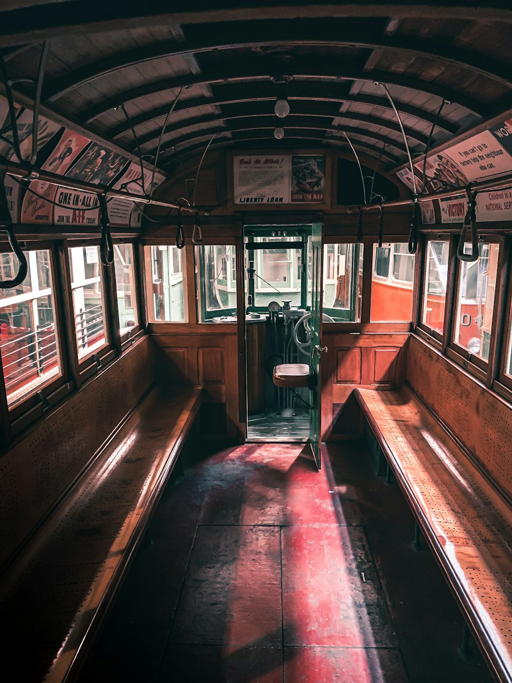 Interno dell'autobus marrone