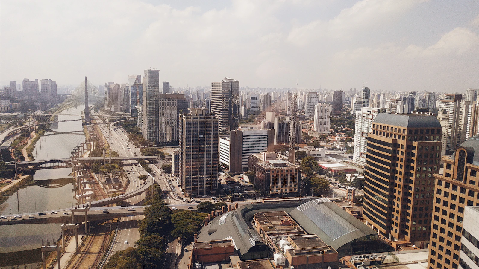 Financiamento indexado ao IPCA e o retorno das taxas híbridas: a linha que começa mais barata e o risco que ninguém mostra