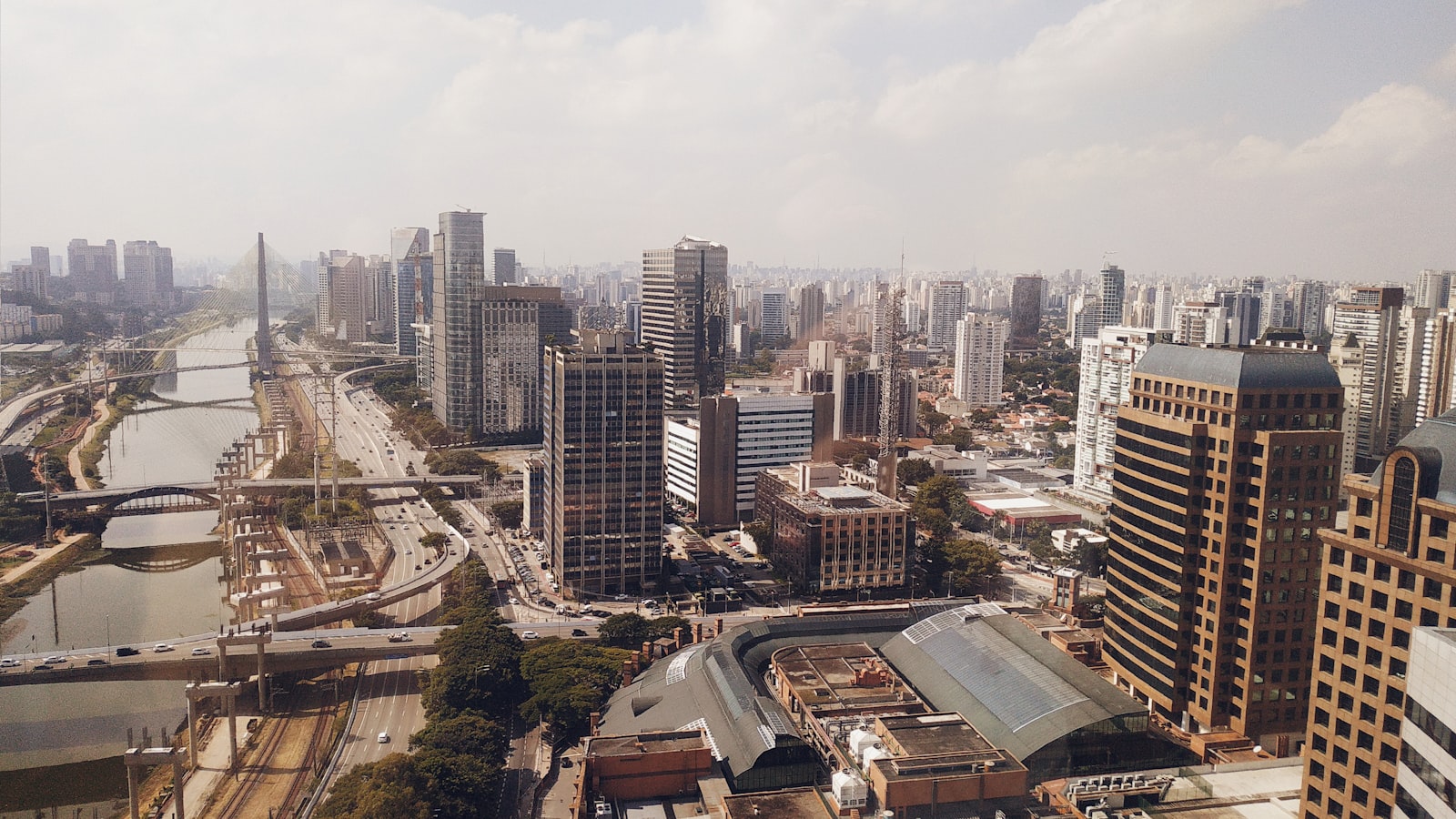 Escritório de advocacia em São Paulo - Vista da Ponte Estaiada e skyline