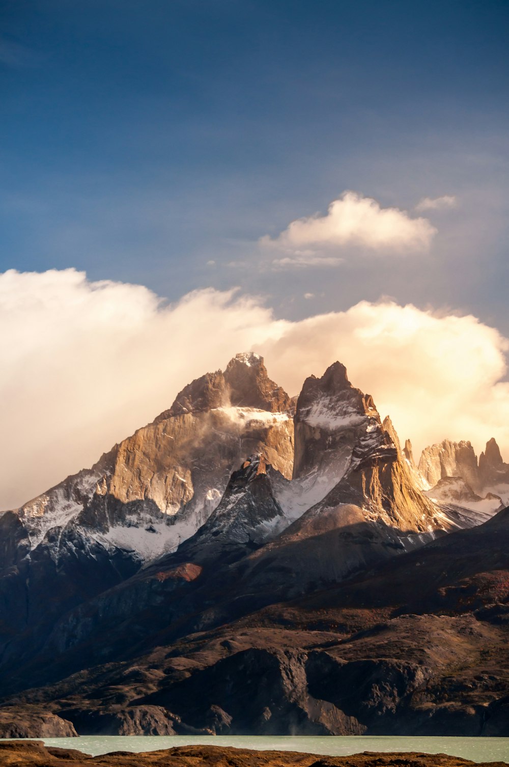 montagna marrone sotto il cielo blu