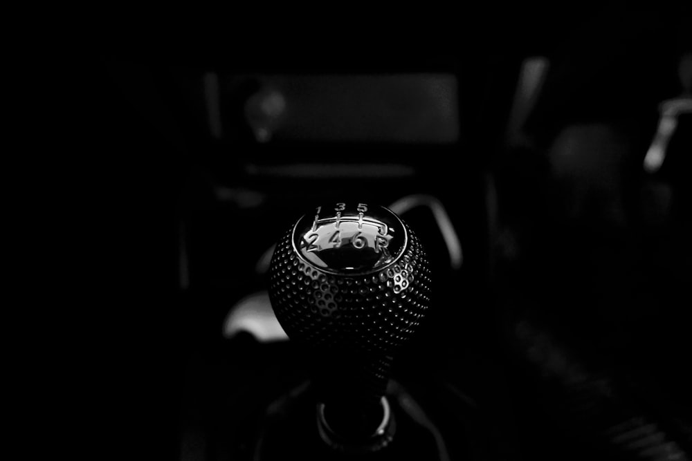 alavanca de câmbio preta do veículo na fotografia em tons de cinza