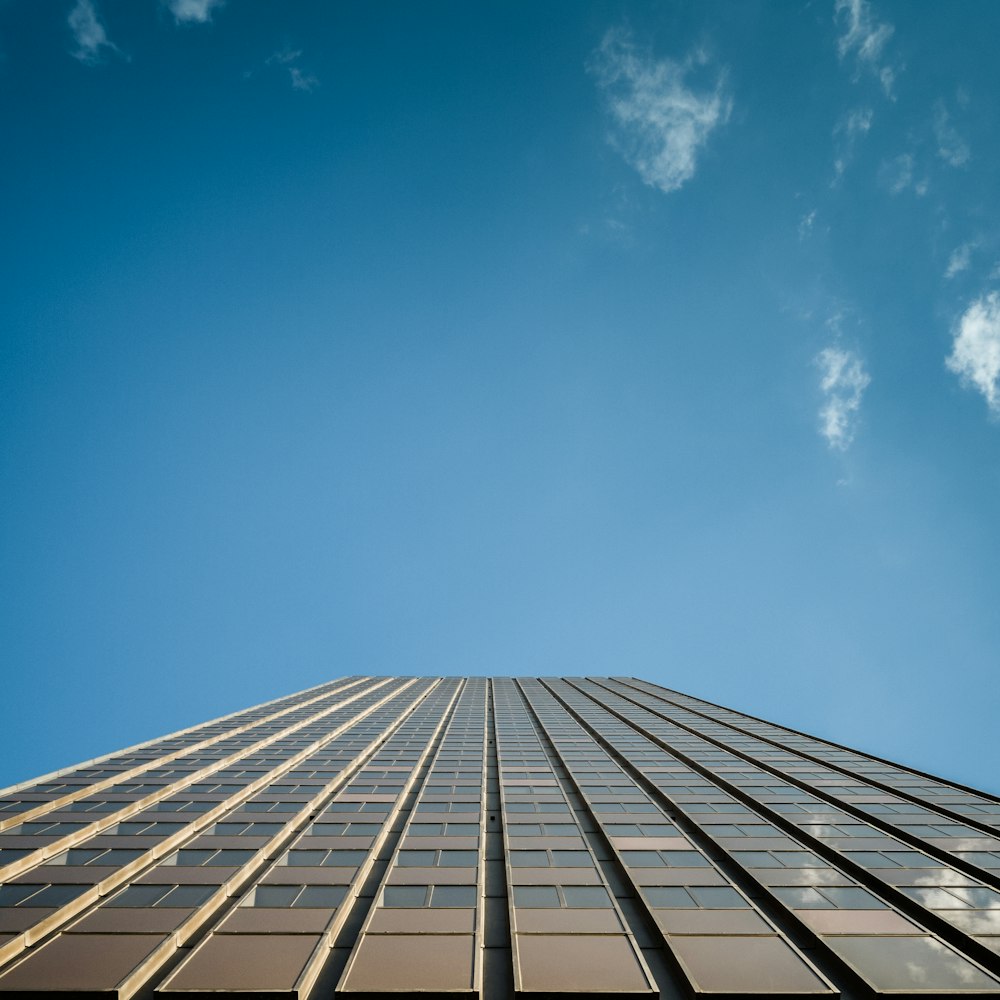 Foto de ángulo bajo del edificio del muro cortina