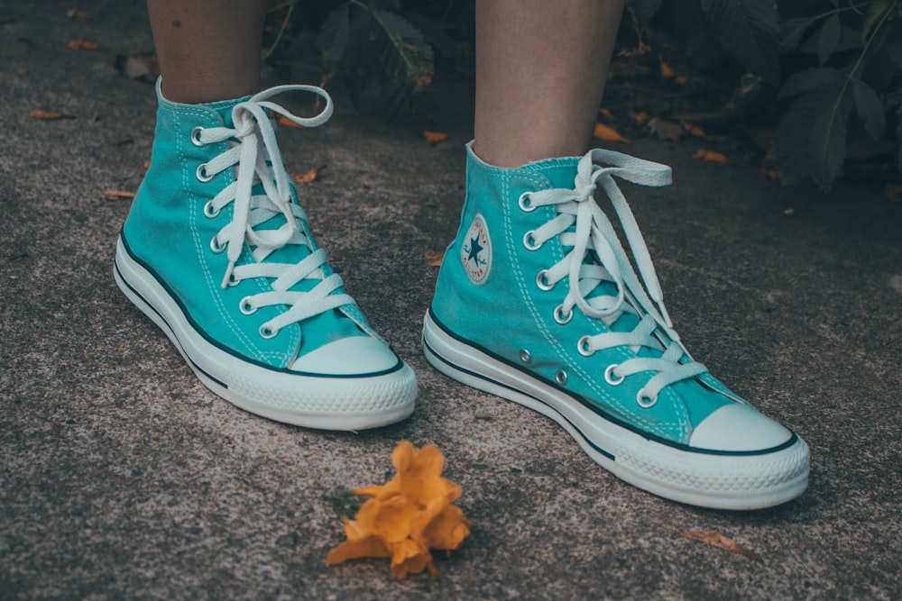 Pair of teal Converse All-Star high-tops photo – Free Shoe Image on Unsplash