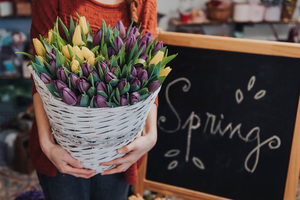 flores amarelas e roxas da tulipa na cesta branca