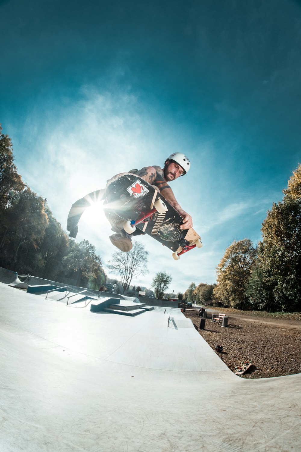스케이트보드를 타고 있는 남자의 로우 앵글 사진