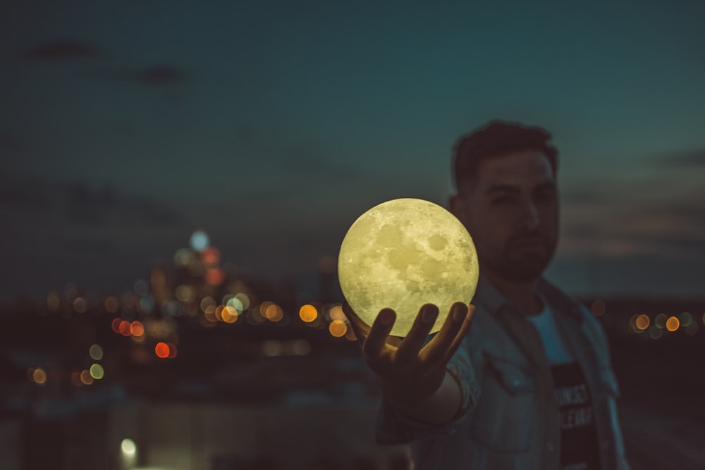 homme tenant une lampe de lune