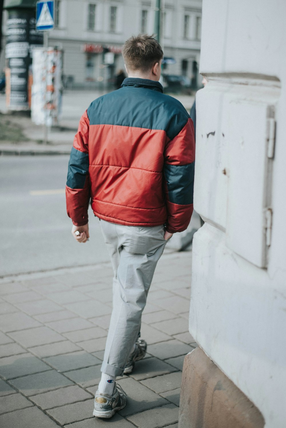 homme tournant à droite dans le coin d’un immeuble