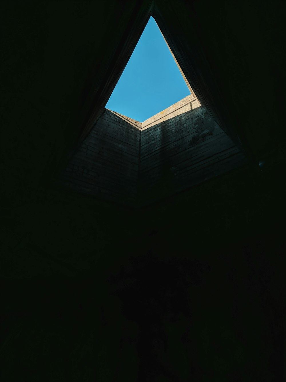 建物の屋根のローアングル写真 \