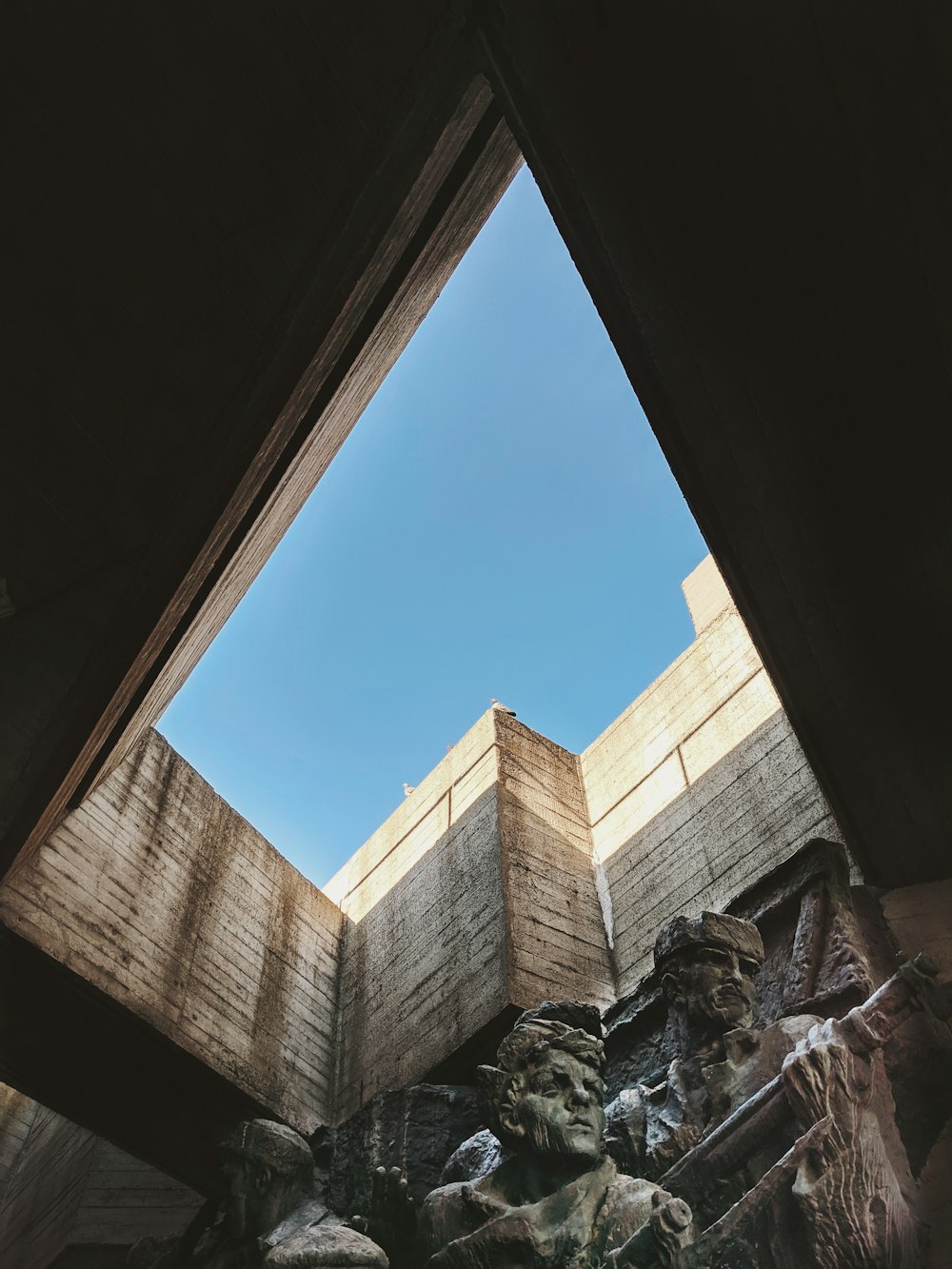 Blick in den Himmel durch ein Fenster in einem Gebäude