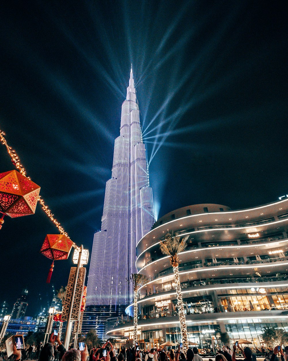 beleuchtetes Hochhaus in der Nacht