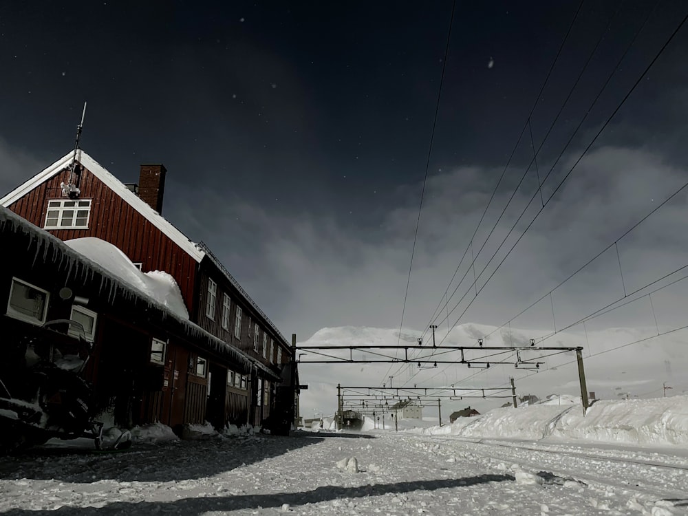 Casa marrom no campo cheio de neve