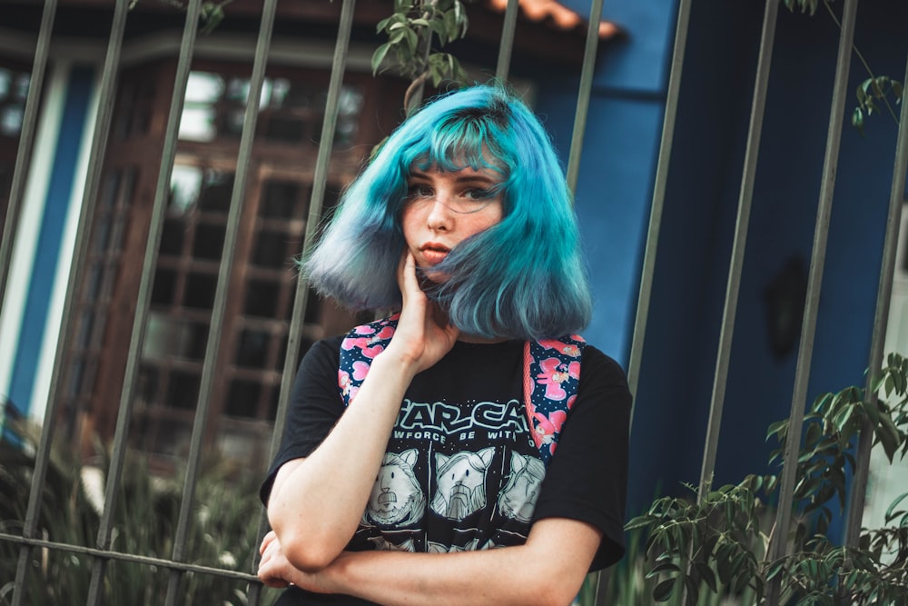 woman wearing black t-shirt