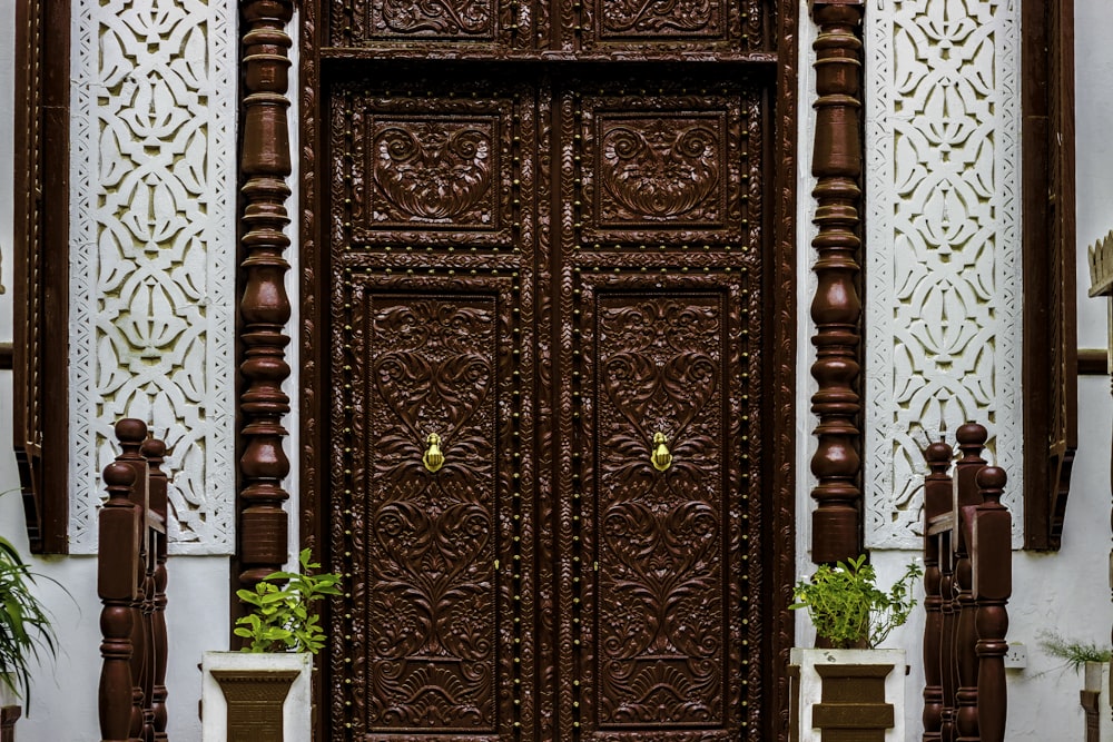 Puerta de madera marrón cerrada