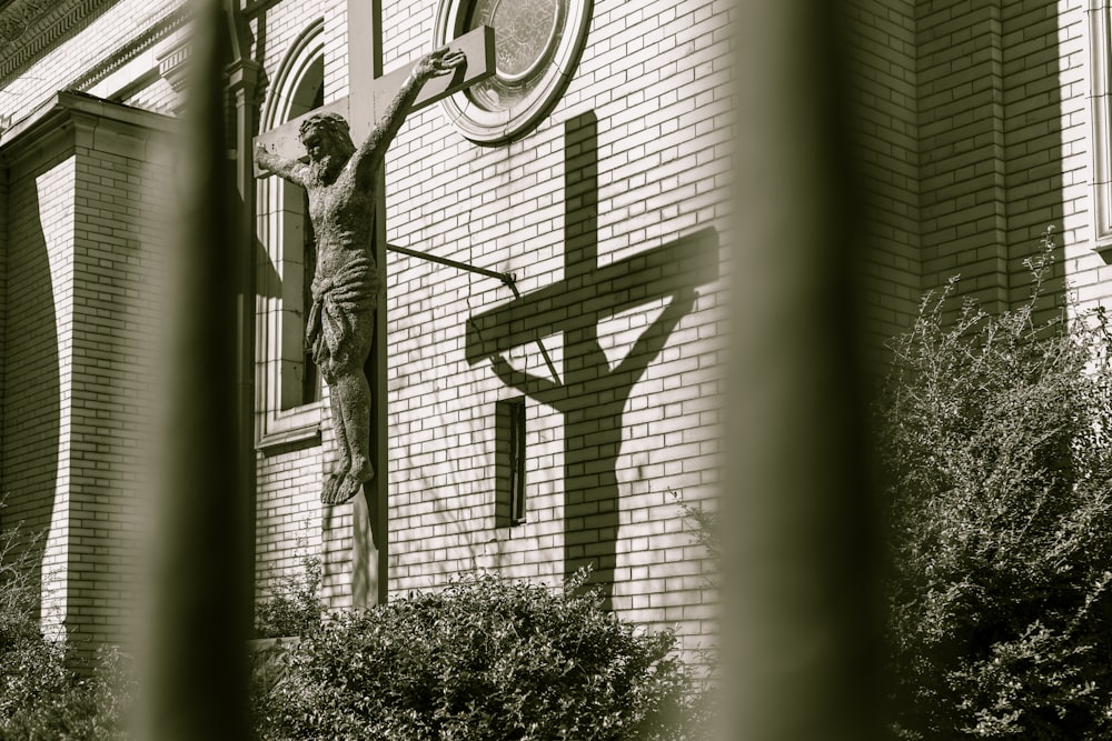 Statua del crocifisso vicino alla chiesa