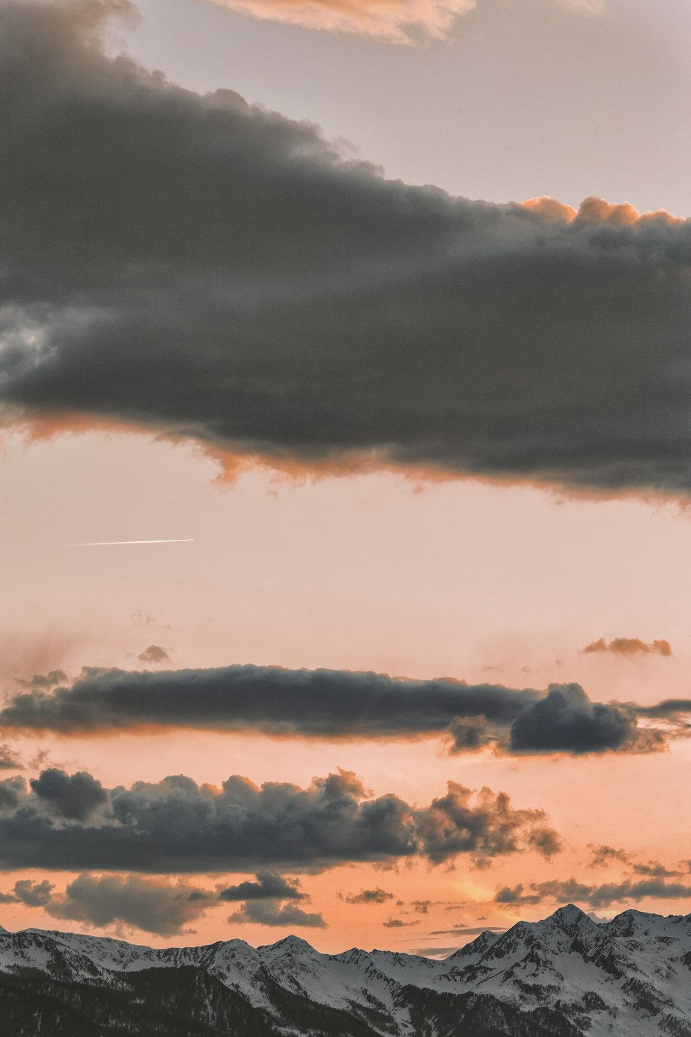 Fotografía de gran angular de nubes y montañas