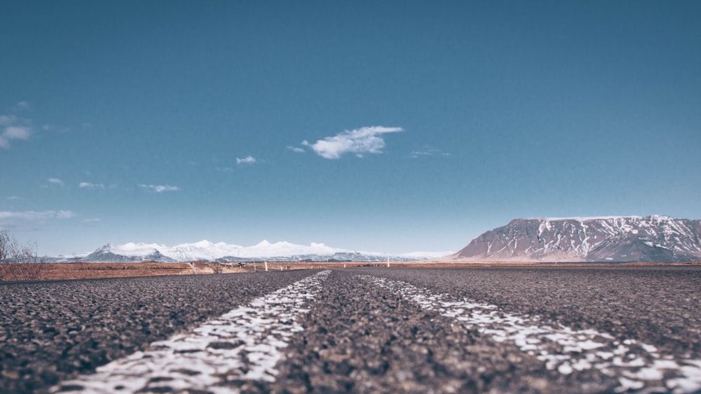 Carretera de asfalto gris