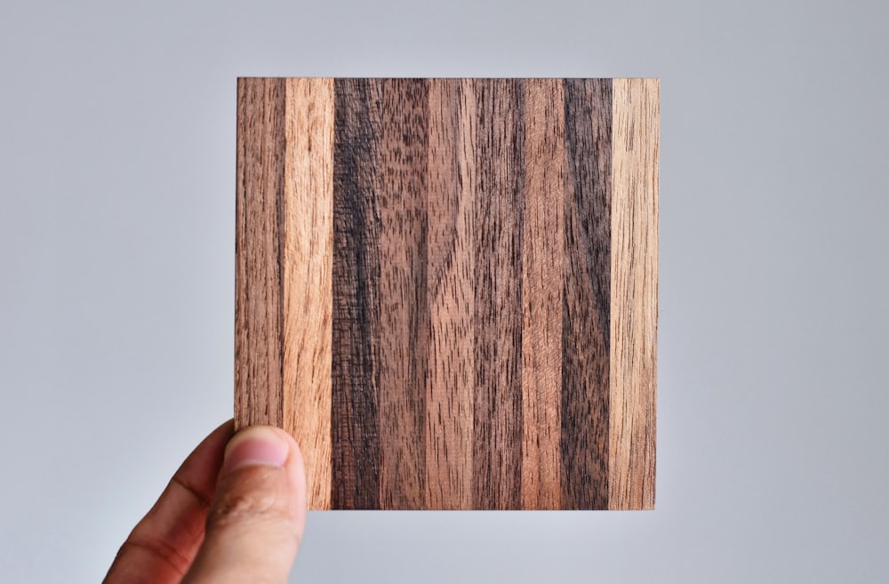 tablón de madera cuadrado marrón