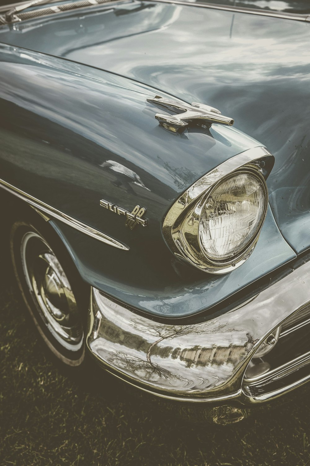 close-up photo of grey vintage car