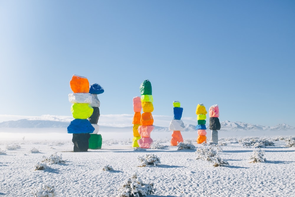 雪の上の色とりどりの岩