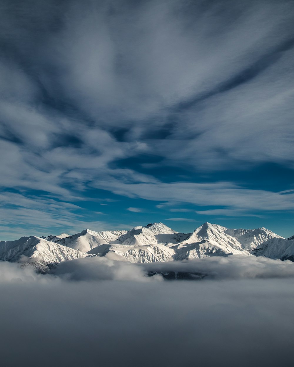 collina di montagna innevata durante il giorno