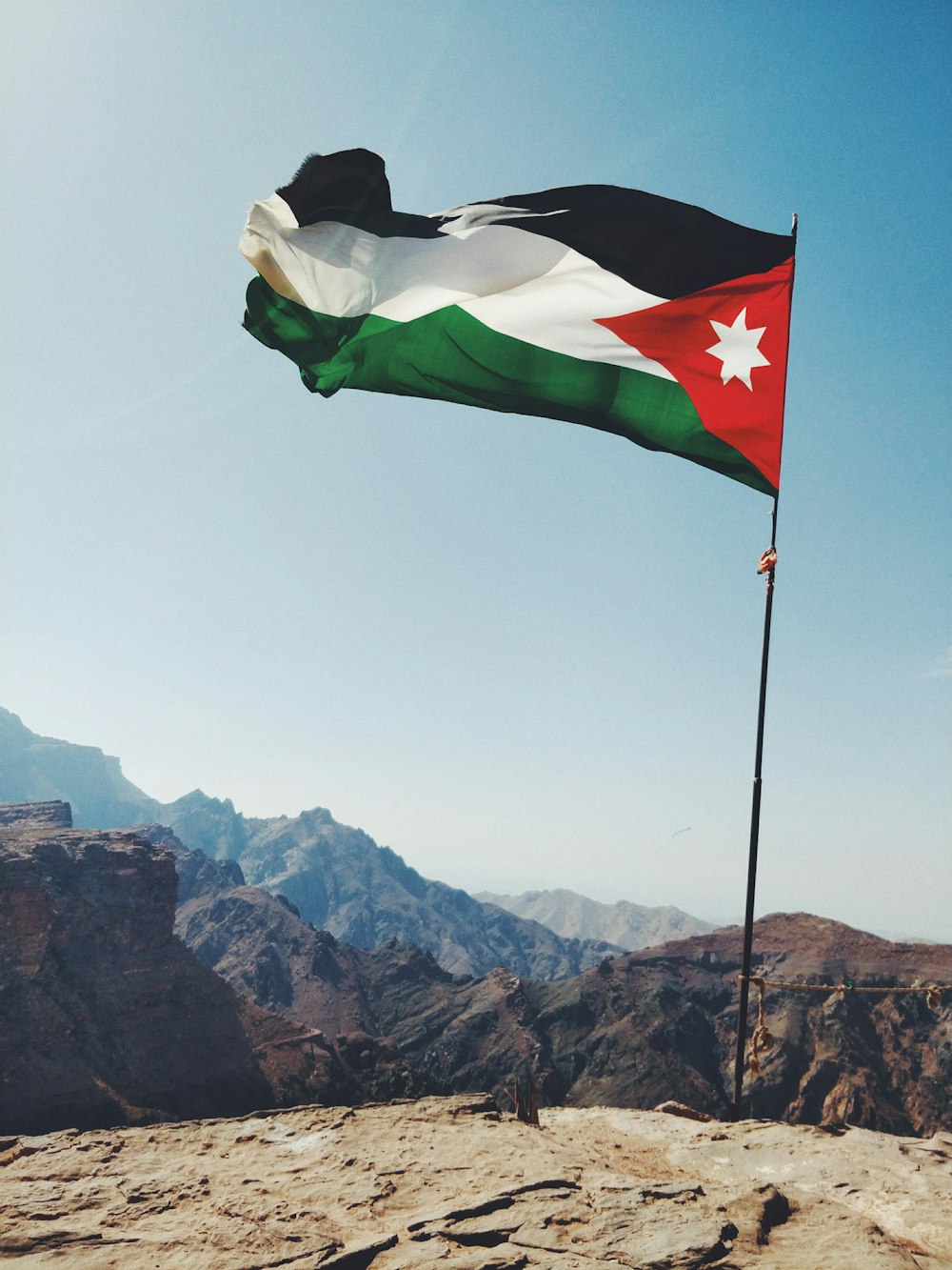 Drapeau jordanien sur une formation rocheuse