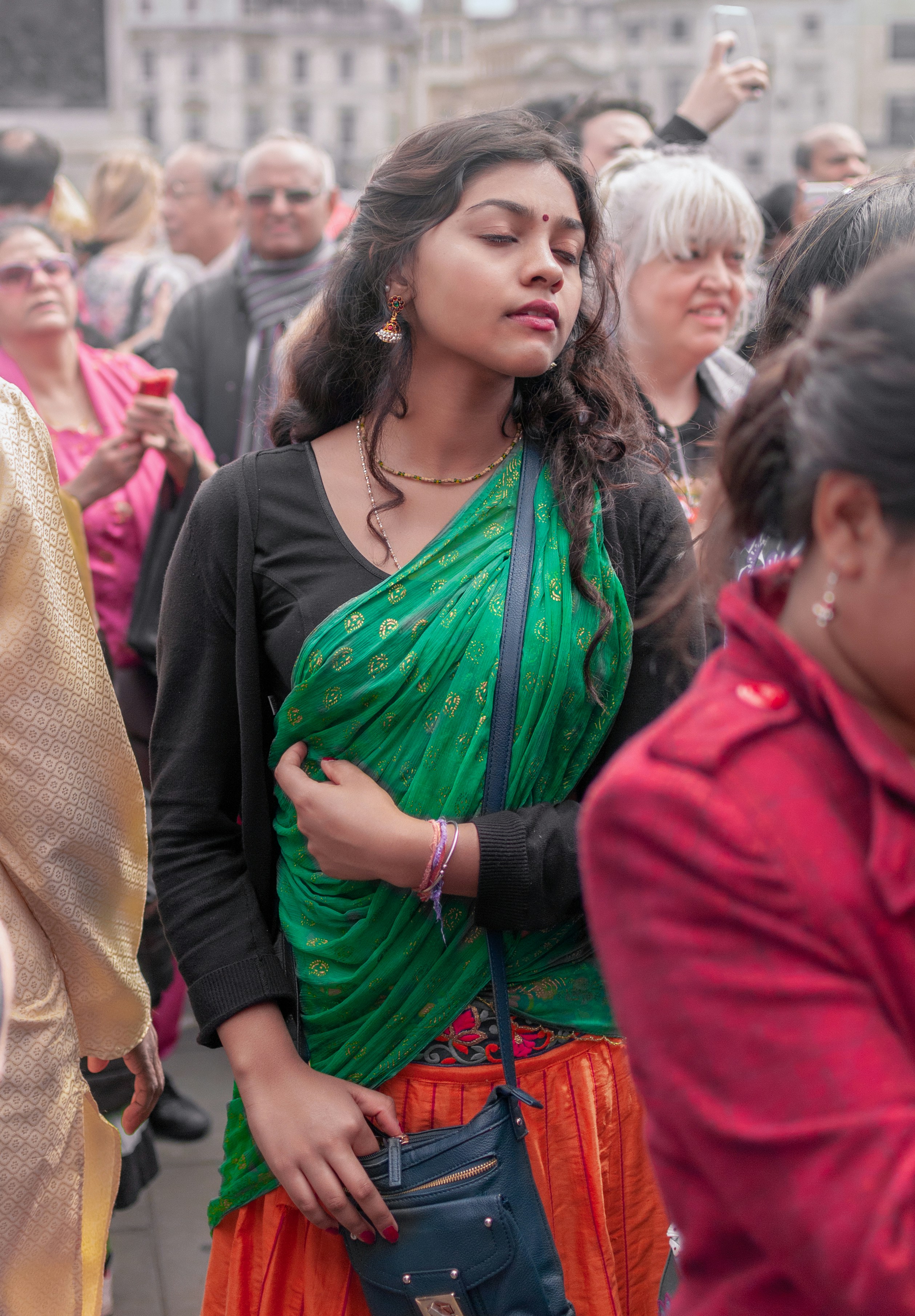 Frau schließt die Augen