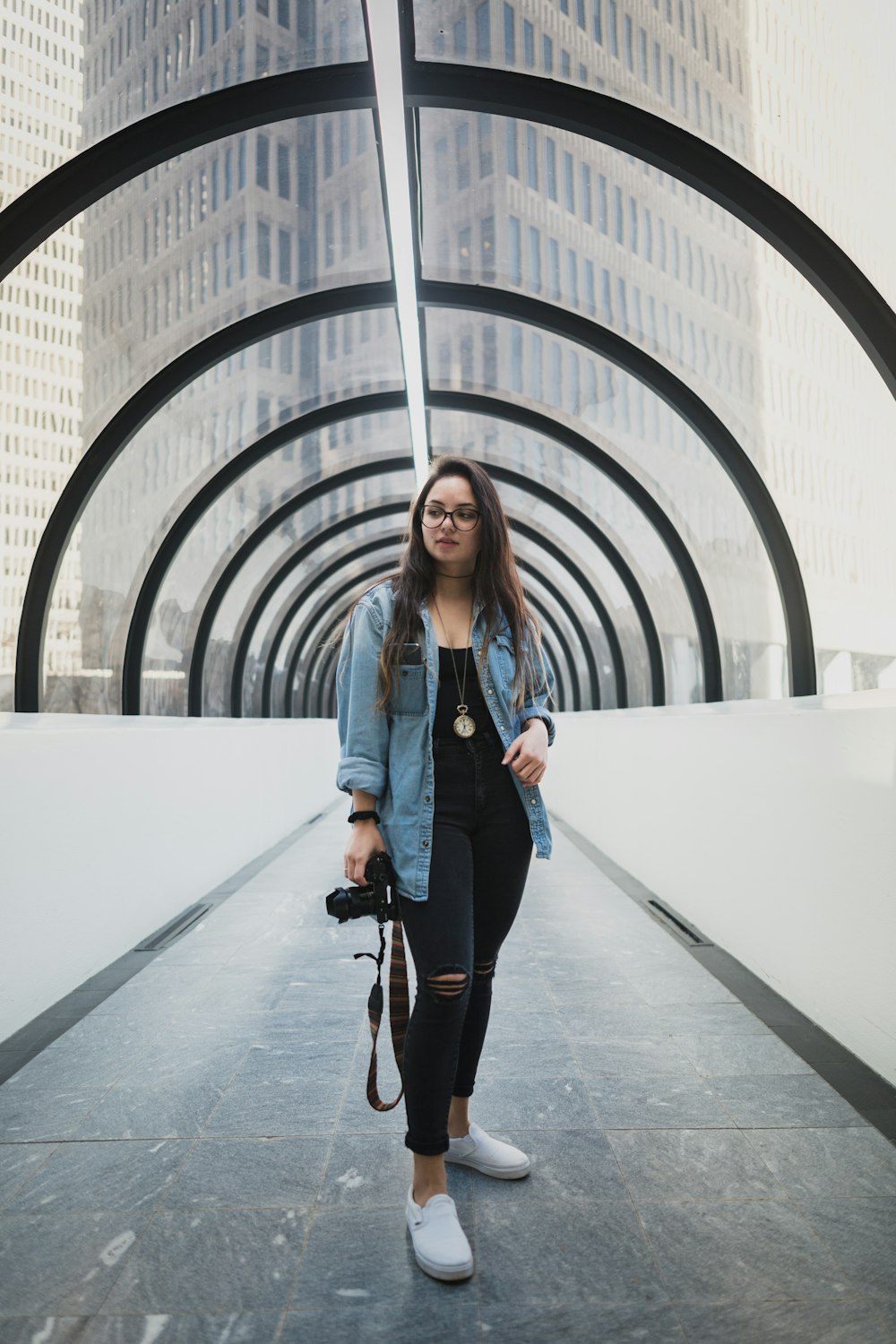 femme dans la structure en verre