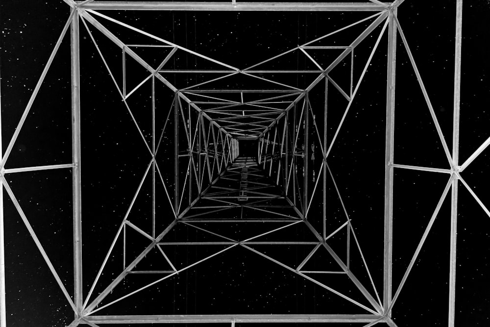 uma foto em preto e branco de uma estrutura muito alta