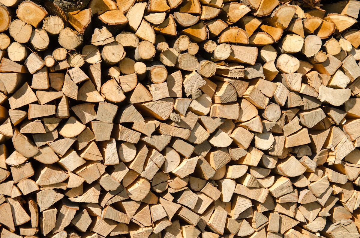 Combustibili legnosi disposti ordinatamente per lo stoccaggio / pelletdevillahermosa.com / Pellet de Villahermosa
