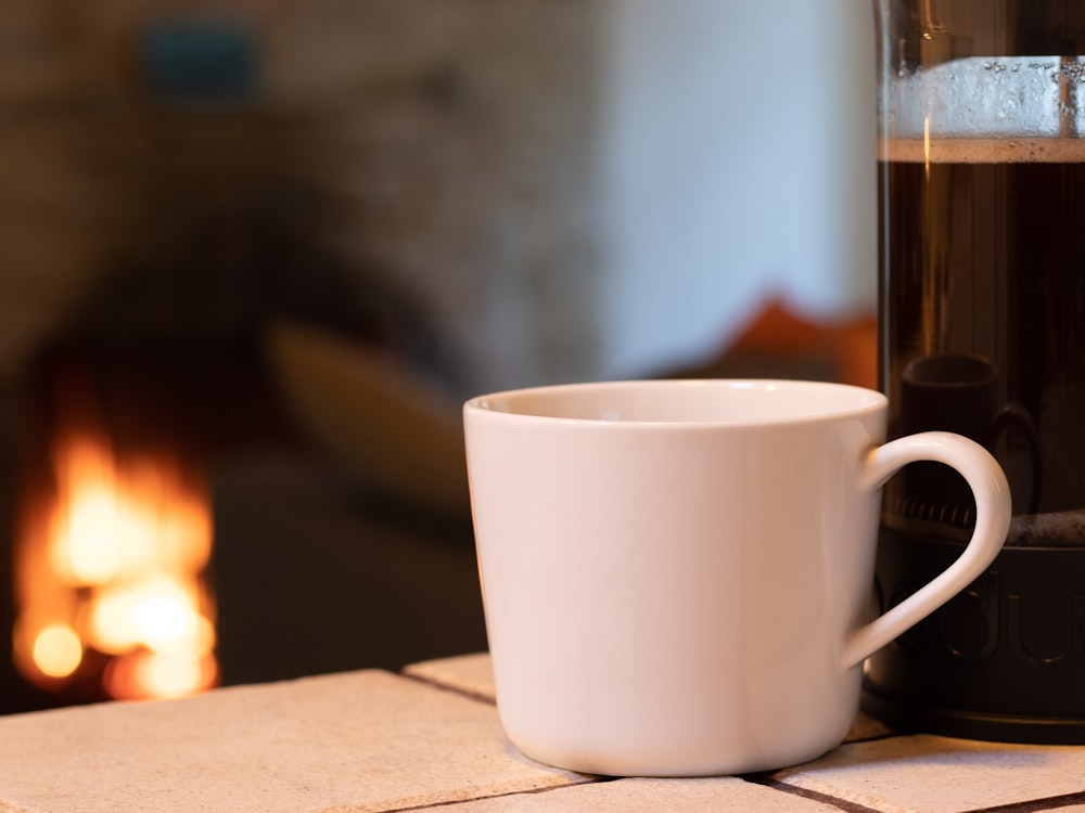 Photographie sélective de mise au point de la tasse blanche