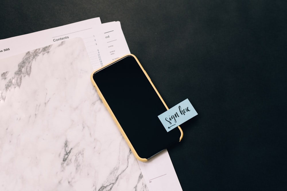 Smartphone noir sur pavé blanc