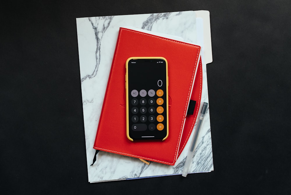 smartphone Android nero su flip case rosso