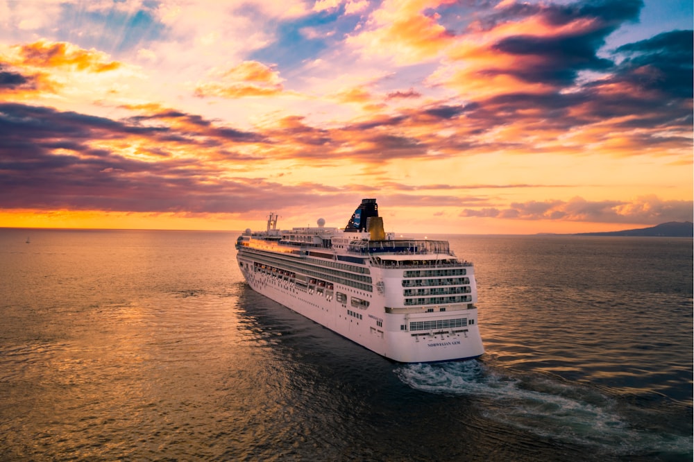 Weißes Kreuzfahrtschiff unter bewölktem Himmel