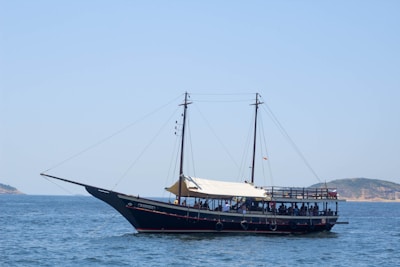 The larger 'Piratas do Porto' schooner sailing peacefully with passengers on board.
