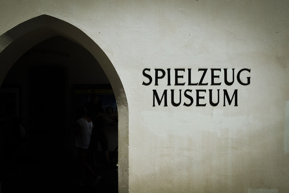 Un edificio con un letrero que dice Museo Spielzeug