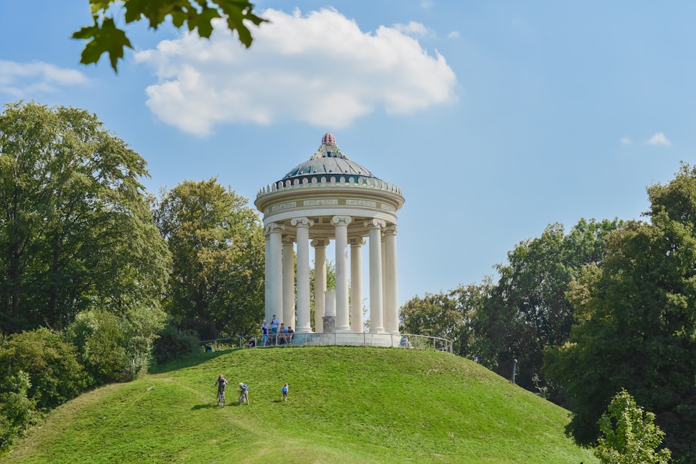 Weißes Betongebäude neben Bäumen