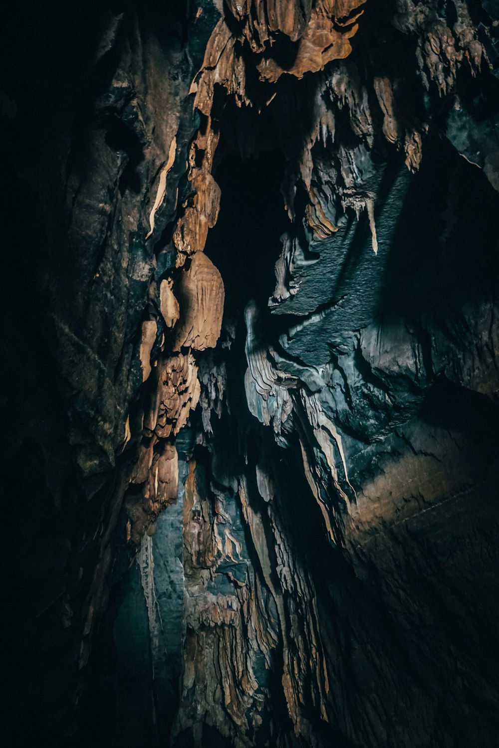 Cueva de roca marrón