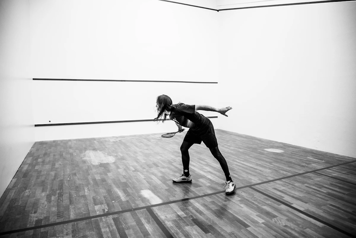 Teknik Pukulan Dasar Tenis: Forehand, Backhand, dan Servis
