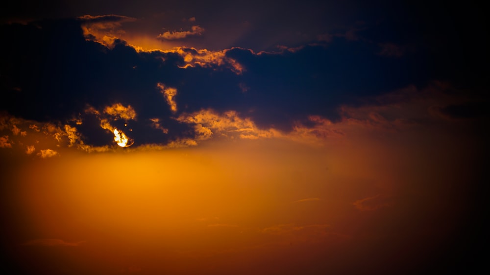 o sol está brilhando através das nuvens no céu