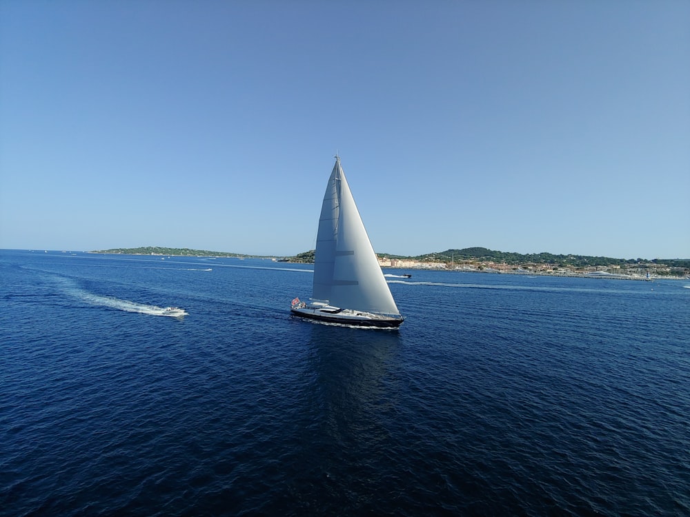 Schwarzes Segelboot auf dem Meer