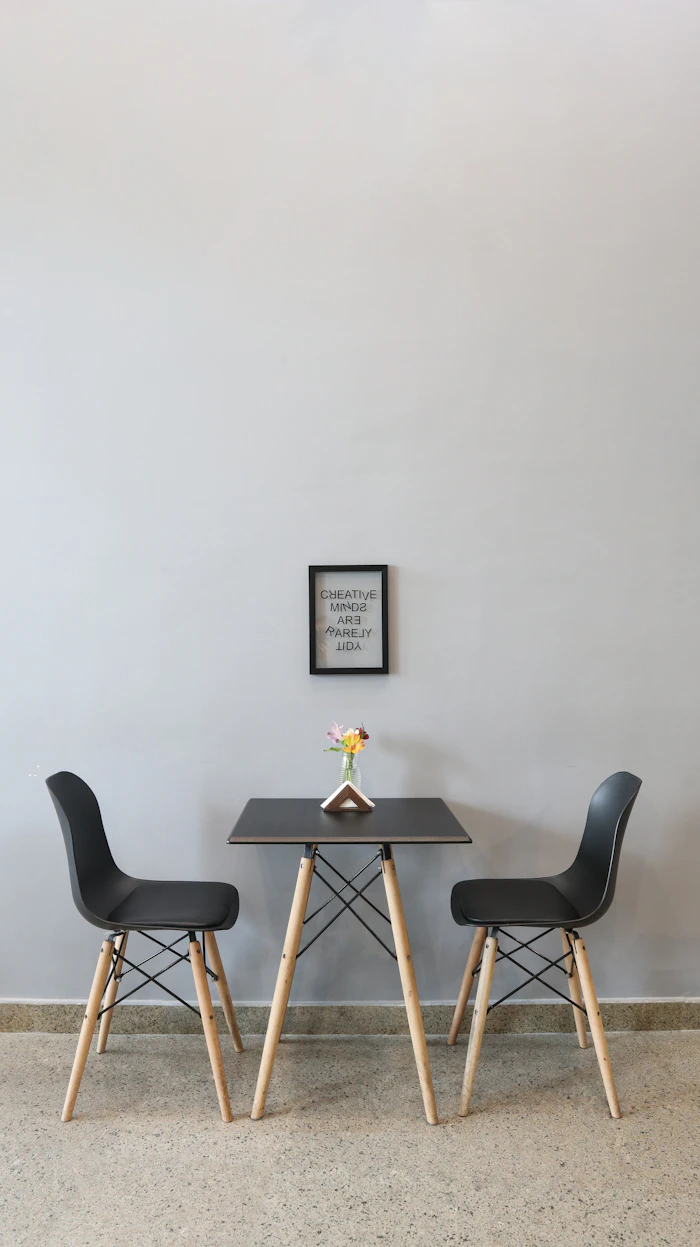 Comedor con mesa y sillas de madera