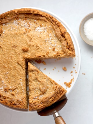 pie on cake stand