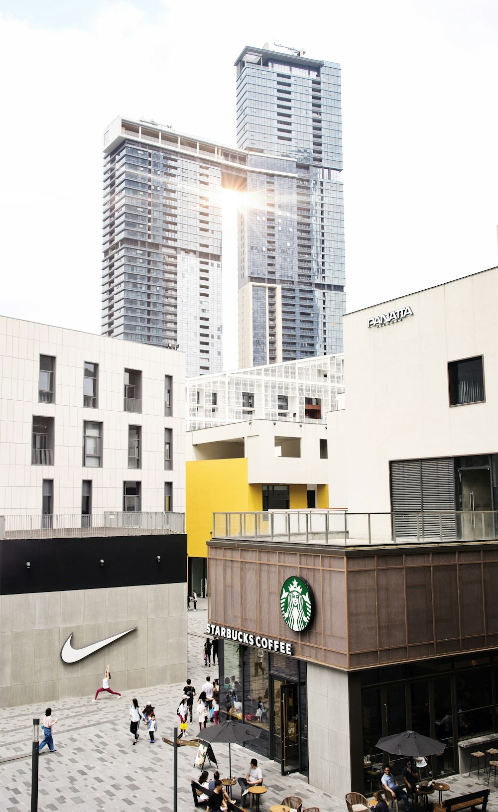 Edificio Starbucks durante il giorno