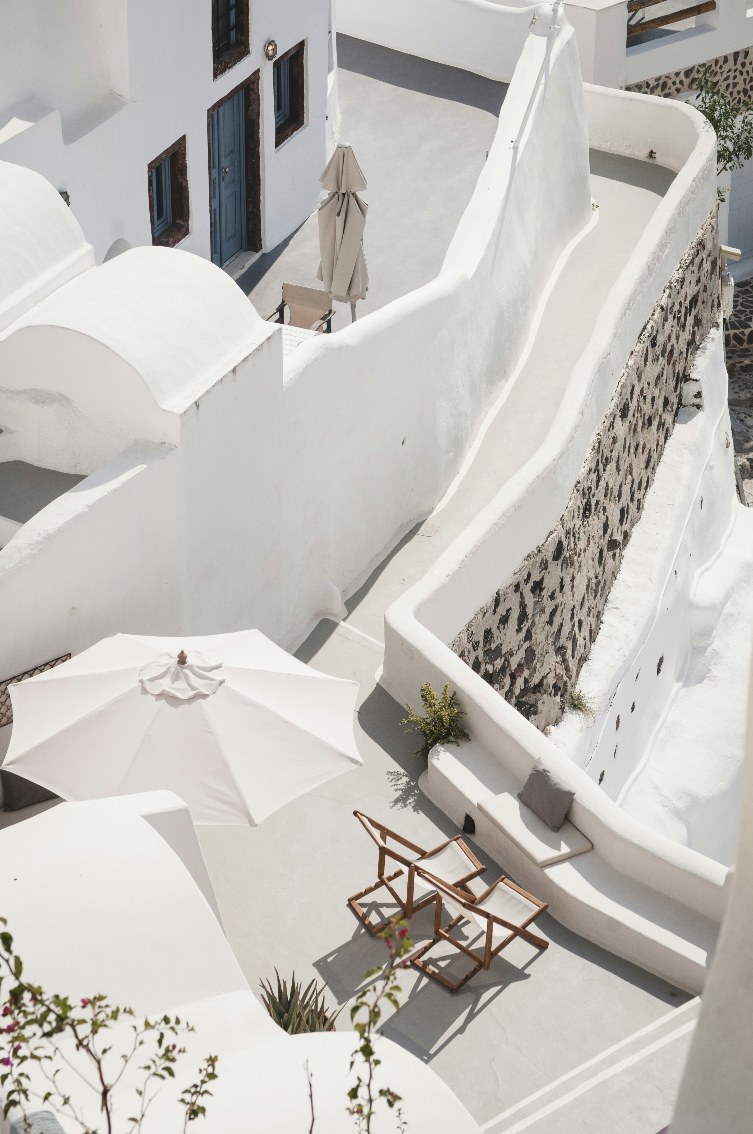 espreguiçadeiras externas vazias