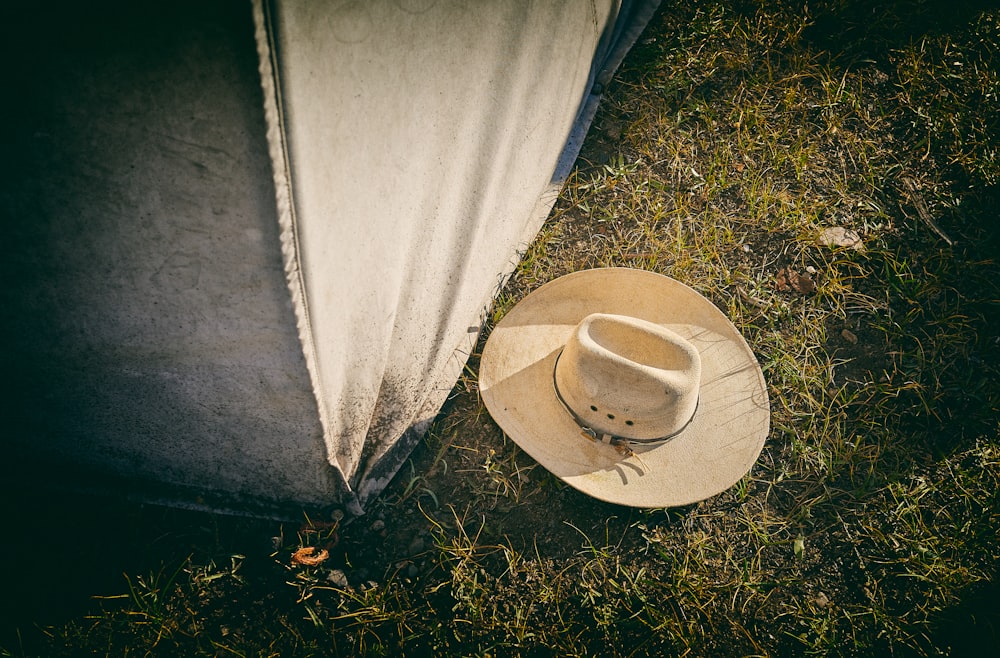 Fotografía de primer plano del sombrero de vaquero beige